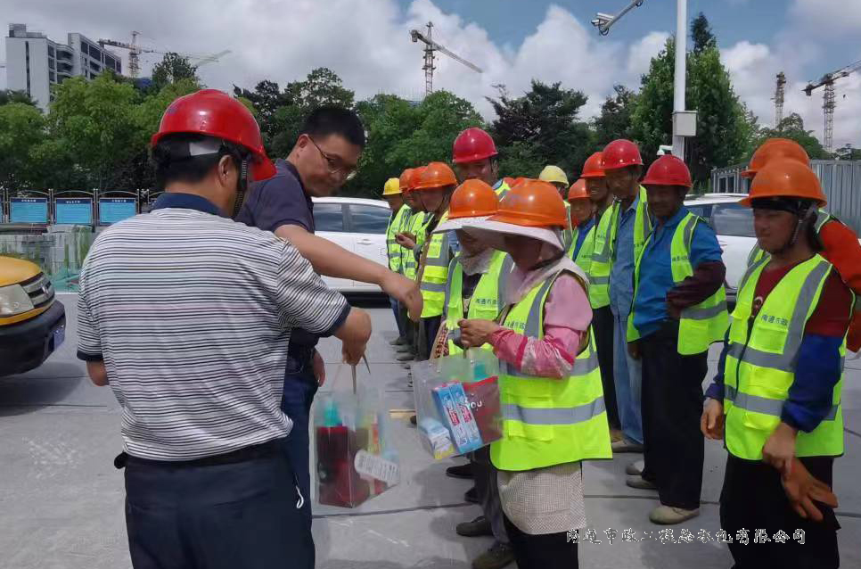 崇川区城建中心杨国义主任带队慰问星城路桥梁改造工程